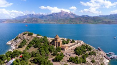 Van Gölü 'ndeki Akdamar Adası. Kutsal Haç Ermeni Katedrali - Akdamar - Ahtamara - Türkiye
