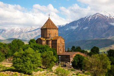 Van Gölü 'ndeki Akdamar Adası. Kutsal Haç Ermeni Katedrali - Akdamar - Ahtamara - Türkiye