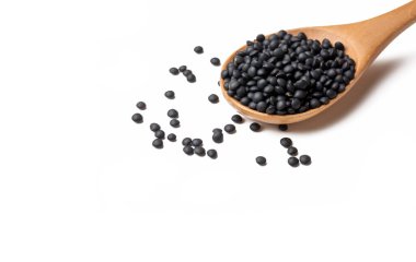 Beyaz arka planda siyah beyaz mercimek.