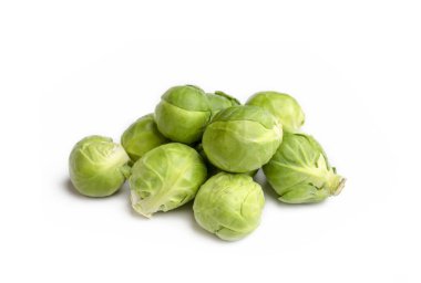 Beyaz arka planda yeşil taze Brüksel lahanası