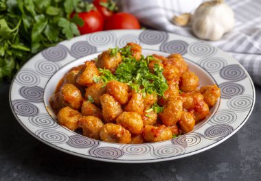 Geleneksel lezzetli Türk yemekleri; bulgur sarımsaklı köftesi (Türkçe adı; Sarimsakli bulgur kofte veya Fellah koftesi)