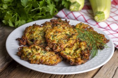 Mucver, geleneksel Türk yemekleri. (Türk mutfağı) Kabaklı ev yemeği.