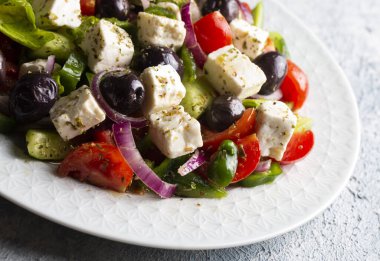 Taze sebze, beyaz peynir ve kalamata zeytin ile Yunan salatası. Sağlıklı gıda.