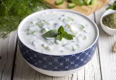 Geleneksel lezzetli aperatif; tzatziki (Türkçe adı; kakik)