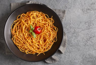 Lezzetli iştah açıcı klasik İtalyan spagettisi domates soslu makarna, peynirli parmesan peynirli fesleğen ve beyaz mermer masada makarna pişirmek için malzemeler..