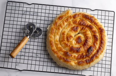 Türk Tepsi Boregi, Yuvarlak Borek, Tepsi hamur işi (Türkçe adı; rulo borek - ispanakli borek)