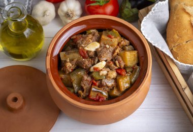 Türk yemeği Guvech 'in en üst görüntüsü - patlıcanlı fırında et ve geleneksel olarak toprak tencerede servis edilir (Türk adı; etli patlican guvec veya patlican tava)