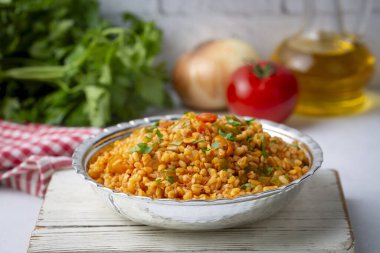 Tabakta domates sosu bulunan geleneksel Türk bulgur pilavı (Türkçe adı; meyhane pilavi))