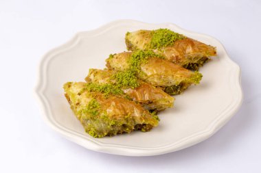 Türk Tatlısı Sobiyet Baklava. Beyaz arka planda Türk fıstıklı baklava. Yerel adı sobiyet baklava