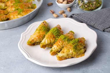 Türk Tatlısı Sobiyet Baklava. Beyaz arka planda Türk fıstıklı baklava. Yerel adı sobiyet baklava