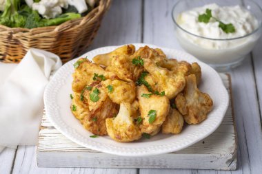 Hamur hamurunda kızartılmış Karnabahar çiçekleri, malzemelerle dolu gri beton bir masada, yukarıdan görünen, yakın çekim, düz alan, kopyalama alanı (Türkçe adı; karnabahar kizartmasi))