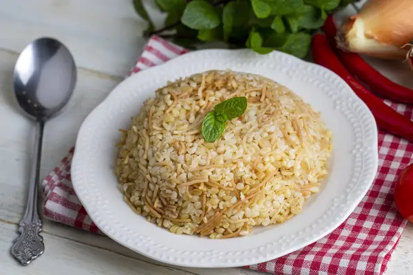 Geleneksel lezzetli Türk yemekleri; vermicelli Bulgur pilavı (Türkçe adı; sehriyeli bulgur pilavı)