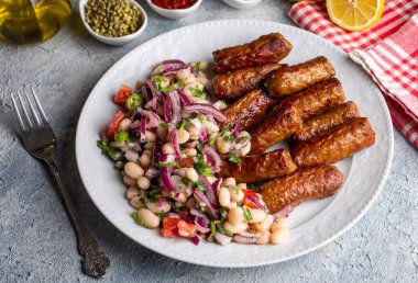 Piyaz Salatası ile Türk Tekirdağı veya inegol Kofte