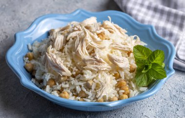 Geleneksel lezzetli Türk yemekleri; Nohutlu pilav ve tavuklu pilav (Türkçe adı: Tavuklu nohutlu pilav))