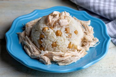 Geleneksel lezzetli Türk yemekleri; Nohutlu pilav ve tavuklu pilav (Türkçe adı: Tavuklu nohutlu pilav))