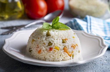 Yeşil bezelye, havuç ve tatlı mısırlı lezzetli sebze pilavı (Türkçe: sebzeli pilav))