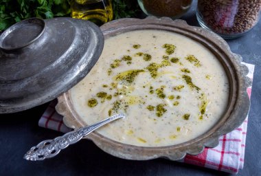 Geleneksel lezzetli Türk yemekleri; Yoğurt çorbası (Türkçe adı; yayla corba)