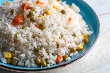 Yeşil bezelye, havuç ve tatlı mısırlı lezzetli sebze pilavı (Türkçe: sebzeli pilav))