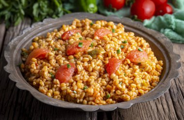 Tabakta domates sosu bulunan geleneksel Türk bulgur pilavı (Türkçe adı; meyhane pilavi))