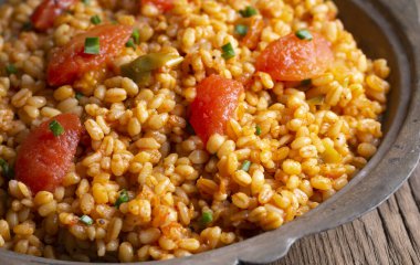 Tabakta domates sosu bulunan geleneksel Türk bulgur pilavı (Türkçe adı; meyhane pilavi))