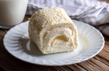 Türk kremalı süt ürünü. Türk kahvaltısı için bir bardak sütlü pıhtılaşmış krema. (Türkçe adı; kayak)