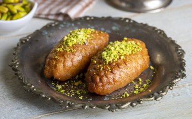 Geleneksel Türk şerbeti tatlısı; kalburabasti