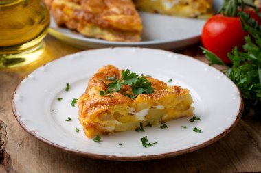 Patatesli İspanyol omleti, gri beton zeminde tipik İspanyol mutfağı. Tortilla Espanola. Türkçe adı: Yumurtali patatesi