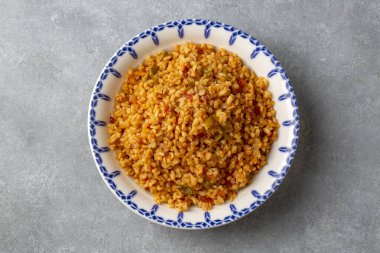 Tabakta domates sosu bulunan geleneksel Türk bulgur pilavı (Türkçe adı; meyhane pilavi))