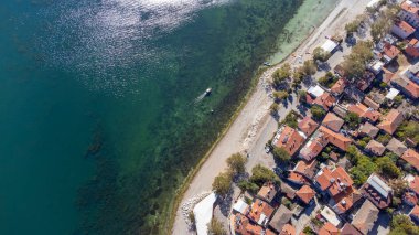 Türkiye 'nin Egirdir Gölü, Isparta ilinde yer almaktadır. Ayrıca günlük ve mevsimsel renk farklılıklarından dolayı 'yedi renkli göl' olarak da bilinir..