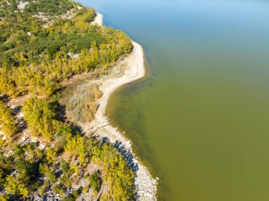 Kovada Gölü 'nün güzel manzaraları, dağlar ve gökyüzünden yeşil alan. Isparta Gölü Bölgesi, TURKEY