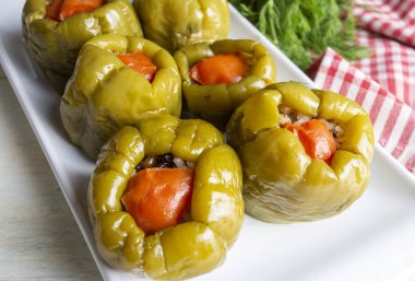 Geleneksel lezzetli Türk yemekleri; dolma dolma dolma dolma dolma biberli et (Türkçe adı; Etli biber dolmasi)