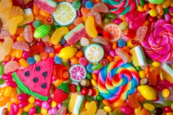 Renkli lolipoplar ve farklı renkli yuvarlak şekerler..