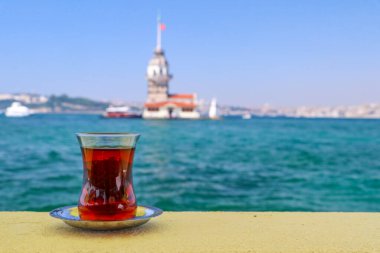 Önünde Maiden 's Tower (Kiz kulesi) ve geleneksel Türk çayı var. İstanbul eğlenceleri.