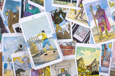 Çeşitli tarot kartları. Geleceği fal bakarak söyleyen tarot kartları..