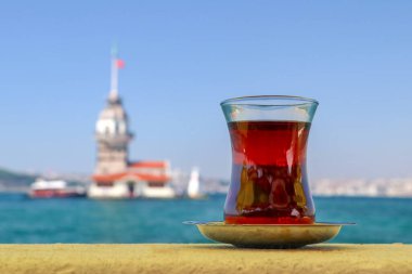 Önünde Maiden 's Tower (Kiz kulesi) ve geleneksel Türk çayı var. İstanbul eğlenceleri.