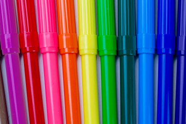 Beyaz arkaplanda izole edilmiş renkli kalemler