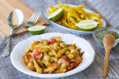 Kıymalı Türk Ev Yapımı Bamya Ve Domates Tabağı. / Bamya. Geleneksel Organik Gıda.