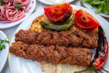 Geleneksel lezzetli Türk yemekleri; Adana kebabı