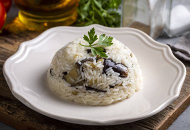 Geleneksel Türk yemekleri; patlıcan pilavı. Türkçe adı: Patlicanli pirinc pilavi