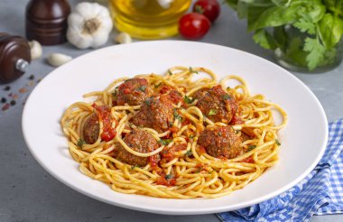 köfte ve domates sosu, İtalyan makarna spagetti