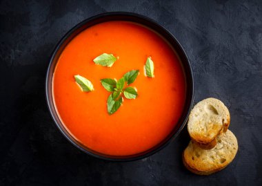 Lezzetli görünen domates çorbası. Türkçe adı: Domates corbasi