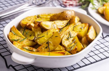 Fırında patates çok lezzetli görünüyor..