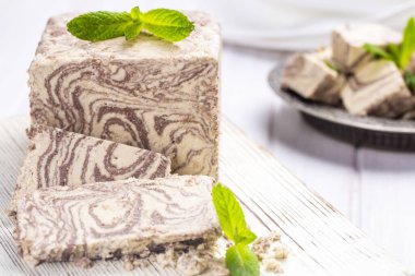 Tahin ve beyaz üzerine kakao ile helva tatlısı