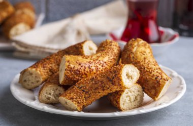 Türk simidi ve Türk çayı. Türkçe isim; simit ve Türk cayi