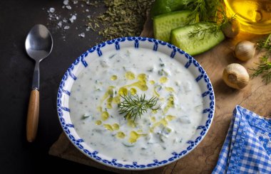 Geleneksel lezzetli aperatif; tzatziki (Türkçe adı; kakik)
