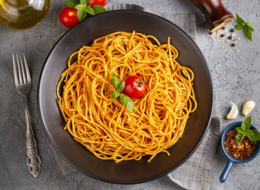 Lezzetli iştah açıcı klasik İtalyan spagettisi domates soslu makarna, peynirli parmesan peynirli fesleğen ve beyaz mermer masada makarna pişirmek için malzemeler..