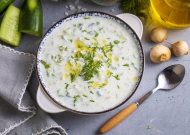 Geleneksel lezzetli aperatif; tzatziki (Türkçe adı; kakik)