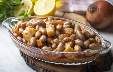 Kızılcık fasulyesi güveci Türk Barbunya Pilaki, Patates ve havuç pinto fasulyesi (Türkçe adı; patatesli ve havuçlu barbunya)