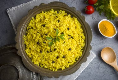 Zerdeçal pilavı. Pirinç, zerdeçal ve kuş üzümünden yapılır. Türkçe adı: Zerdecalli pirinc pilavi