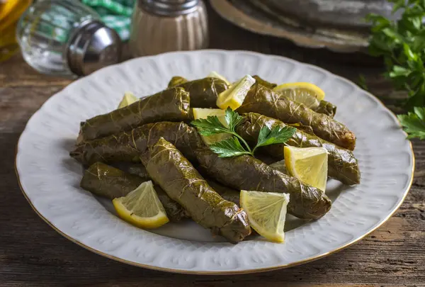 Geleneksel lezzetli Türk yemekleri; Dolma yaprak (Yaprak sarmasi)